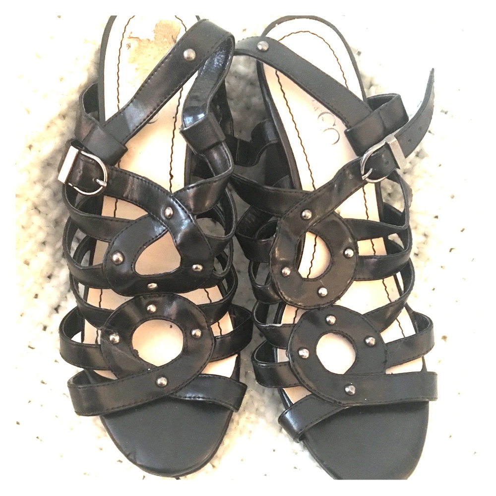 Nine and Co size 8 black strappy sandals